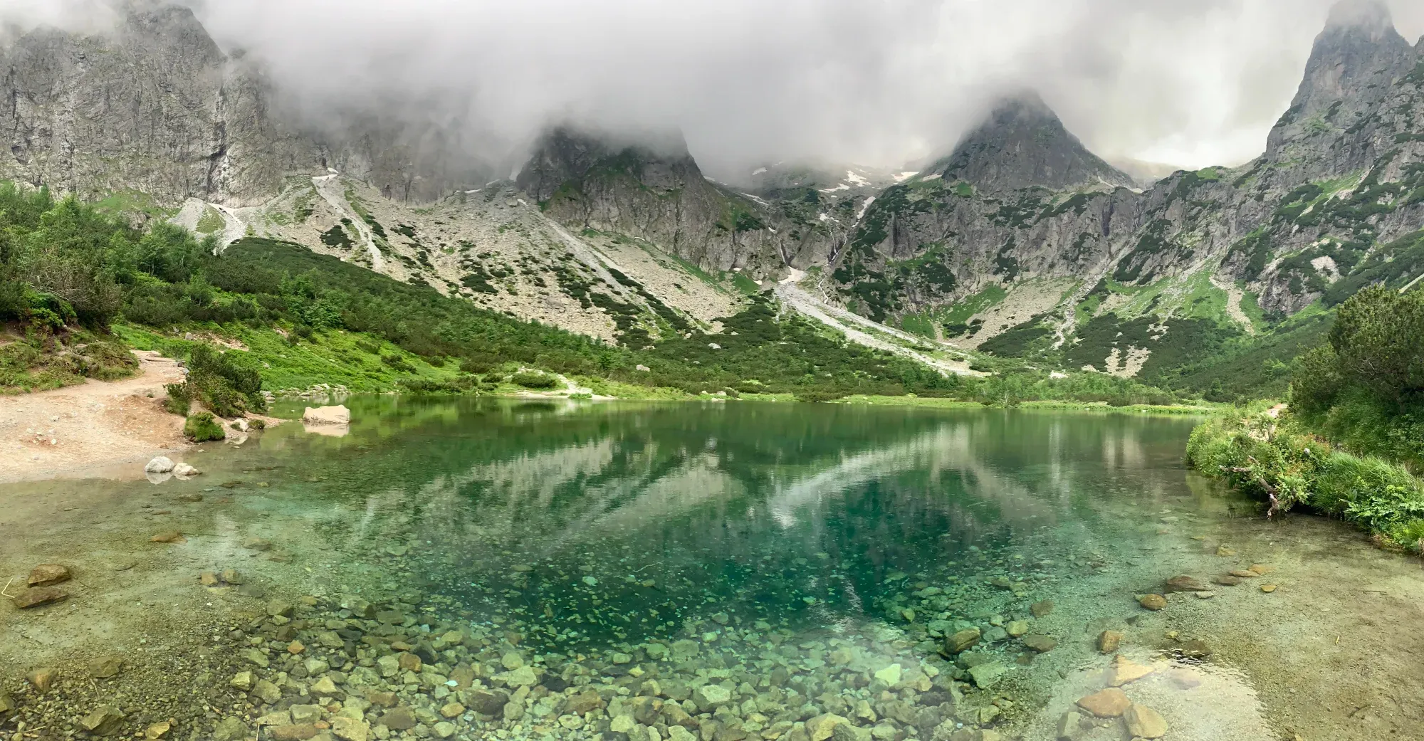 Zelené pleso s odrazom okolitých vrchov